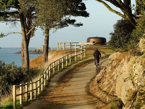Camping de la Cité d'Alet - Camping Ille-et-Vilaine
