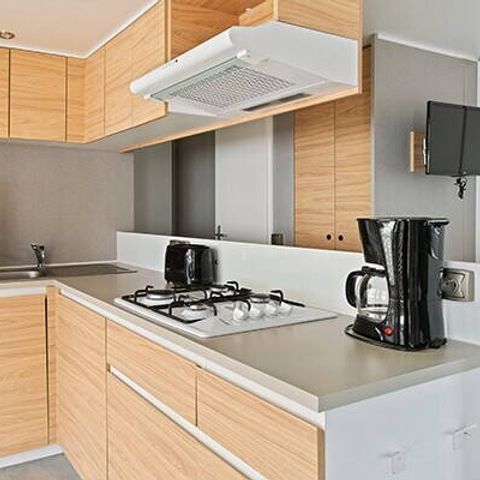 BUNGALOW 6 personnes - Mobil-home | Premium | 3 Ch. | 6 Pers. | Terrasse surélevée | 2 SDB | Clim.