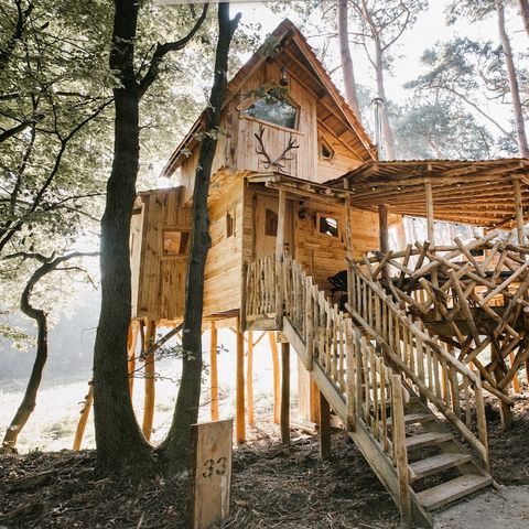 HÉBERGEMENT INSOLITE 5 personnes - Maison dans les arbres avec sauna