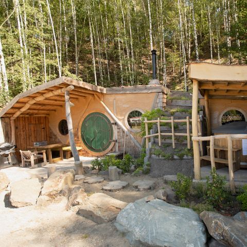 HÉBERGEMENT INSOLITE 6 personnes - Petite maison Hobbit avec bain à remous