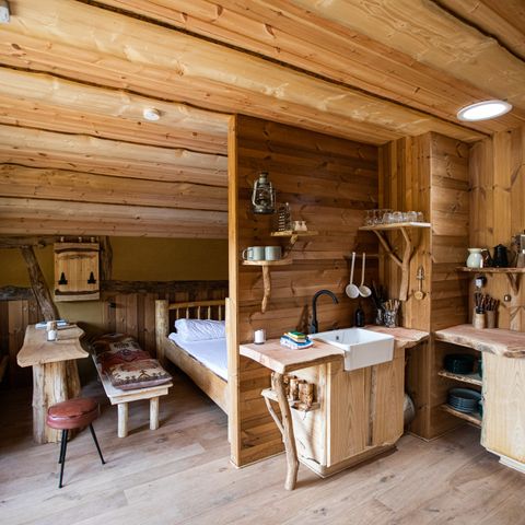 HÉBERGEMENT INSOLITE 6 personnes - Petite maison Hobbit avec bain à remous