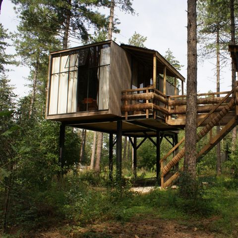 HÉBERGEMENT INSOLITE 4 personnes - Maison dans les arbres Treetop avec bain à remous