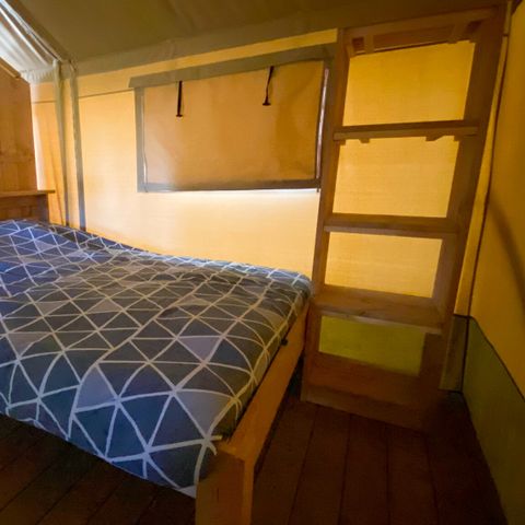 Tente en toile et en bois 4 personnes - y compris les installations sanitaires