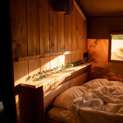 TENTE TOILE ET BOIS 4 personnes - y compris les installations sanitaires