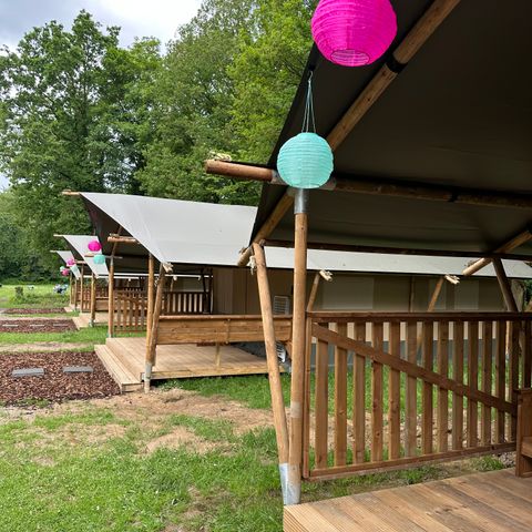 TENTE TOILE ET BOIS 4 personnes - y compris les installations sanitaires