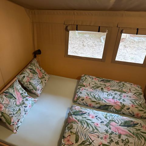 TENTE TOILE ET BOIS 4 personnes - y compris les installations sanitaires