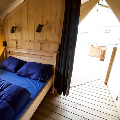 TENTE TOILE ET BOIS 4 personnes - y compris les installations sanitaires