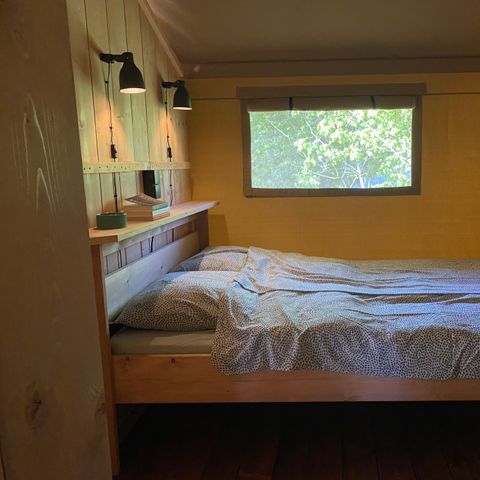 TENTE TOILE ET BOIS 4 personnes - y compris les installations sanitaires
