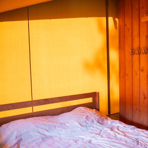 TENTE TOILE ET BOIS 6 personnes - y compris les installations sanitaires