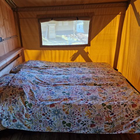 TENTE TOILE ET BOIS 4 personnes - y compris les installations sanitaires