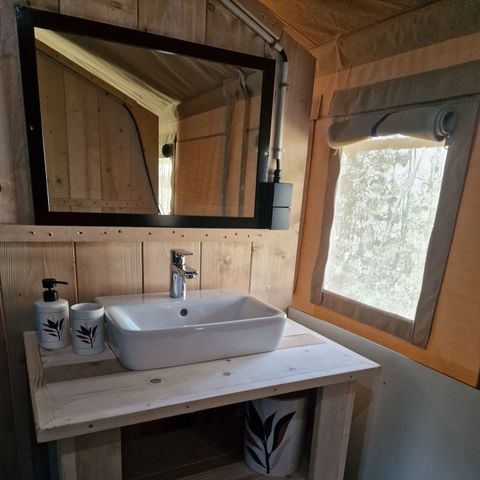 TENTE TOILE ET BOIS 4 personnes - y compris les installations sanitaires