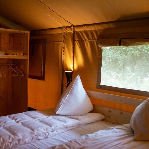 TENTE TOILE ET BOIS 6 personnes - y compris les installations sanitaires