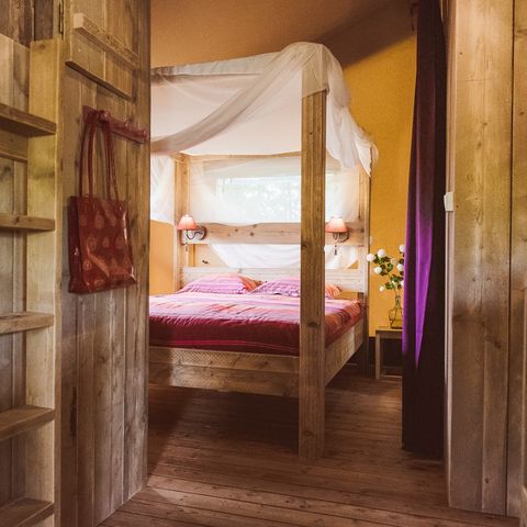 TENTE TOILE ET BOIS 6 personnes - y compris les installations sanitaires