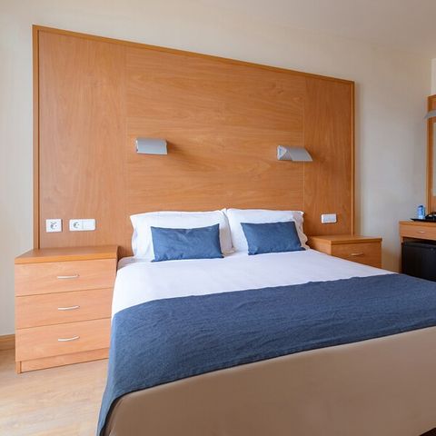 CHAMBRE 1 personne - CHAMBRE INDIVIDUELLE - BALCON - PETIT-DÉJEUNER INCLUS
