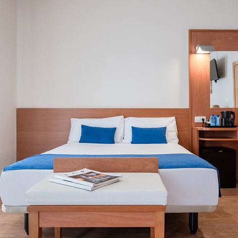 CHAMBRE 3 personnes - CHAMBRE DOUBLE + LIT D'APPOINT - BALCON - PETIT-DÉJEUNER INCLUS