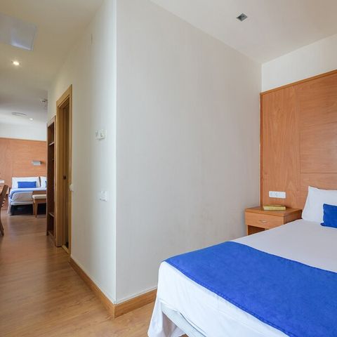 CHAMBRE 3 personnes - CHAMBRE DOUBLE + LIT D'APPOINT - BALCON - PETIT-DÉJEUNER INCLUS