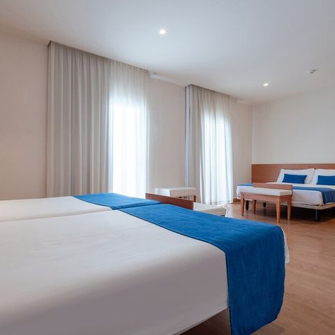 CHAMBRE 4 personnes - CHAMBRE QUADRUPLE - BALCON - PETIT-DÉJEUNER INCLUS