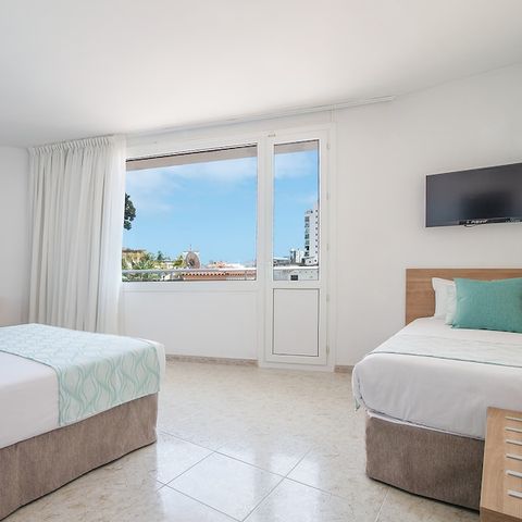 Chambre 3 personnes - DOUBLE - LIT D'APPOINT - BALCON - PETIT-DÉJEUNER INCLUS