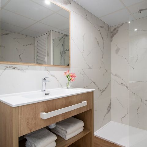 Chambre 3 personnes - DOUBLE - LIT D'APPOINT - BALCON - PETIT-DÉJEUNER INCLUS