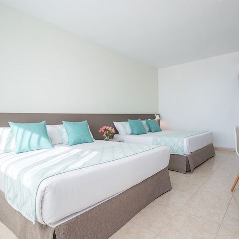 CHAMBRE 4 personnes - CHAMBRE QUADRUPLE - BALCON - PETIT-DÉJEUNER INCLUS