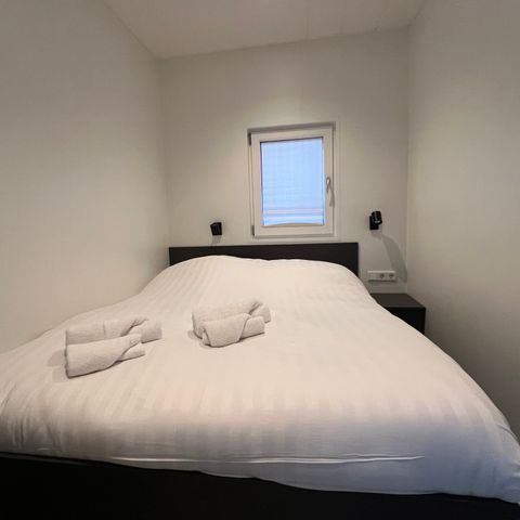 HÉBERGEMENT INSOLITE 4 personnes - Hébergement de luxe sur l'eau en Frise (41)