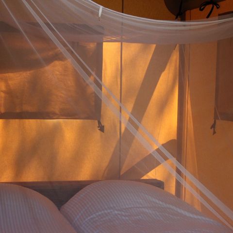 Tente en toile et en bois 4 personnes - y compris les installations sanitaires