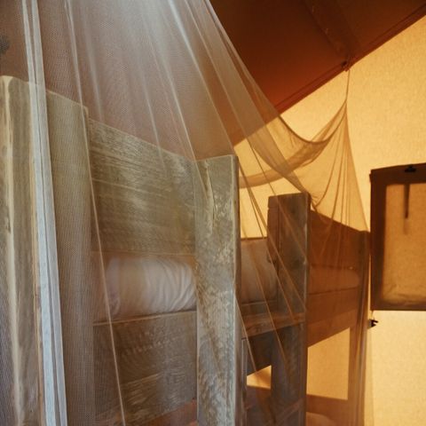 TENTE TOILE ET BOIS 4 personnes - y compris les installations sanitaires