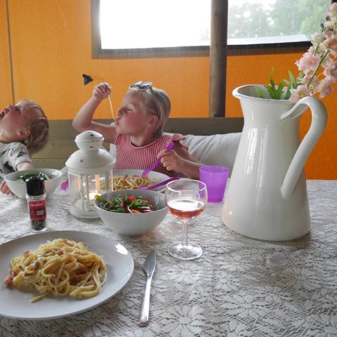 TENTE TOILE ET BOIS 4 personnes - y compris les installations sanitaires