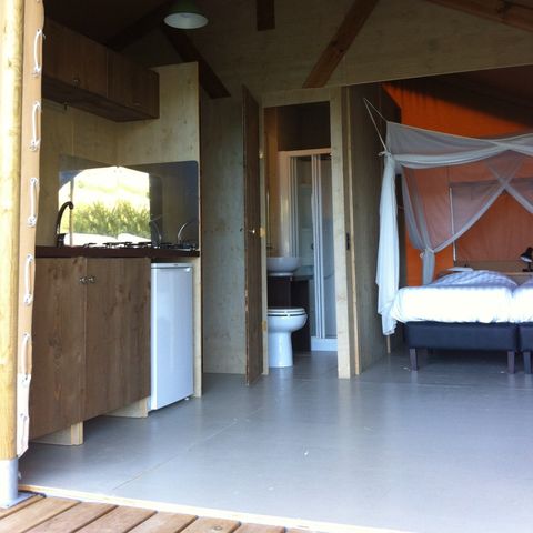 Tente en toile et en bois 6 personnes - Installations sanitaires incluses