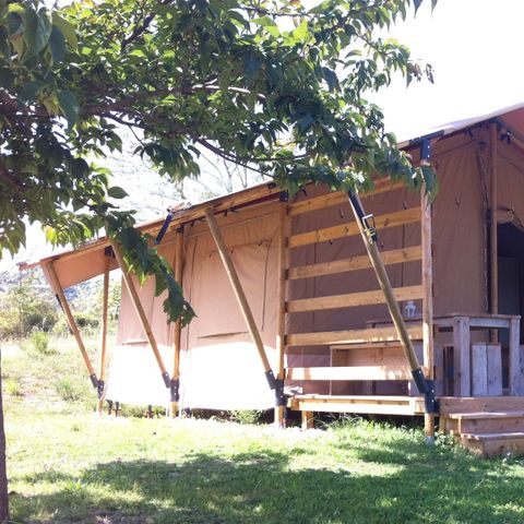 Tente en toile et en bois 6 personnes - Installations sanitaires incluses