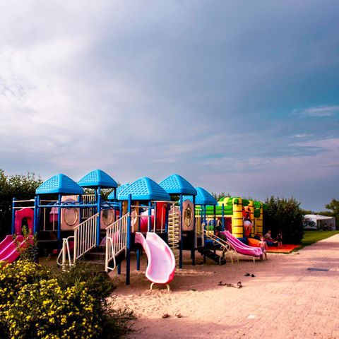 CHALET 6 personnes - Luxe sur mini camping Value avec bain à remous