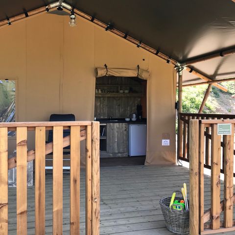 TENTE TOILE ET BOIS 4 personnes - y compris les installations sanitaires