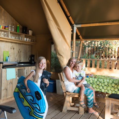 Tente en toile et en bois 4 personnes - y compris les installations sanitaires