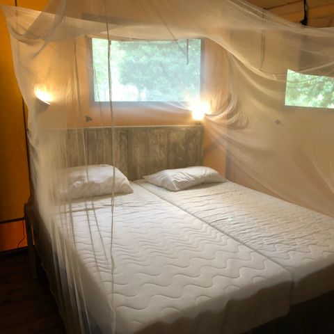 Tente en toile et en bois 4 personnes - y compris les installations sanitaires