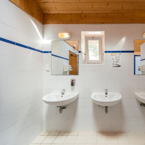 Emplacement - Emplacement Confort - 120-140m² - Electricité 10A -connexion Eau - Evacuation eau grises - 1 véhicule