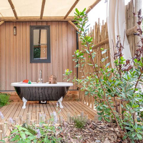 BUNGALOW 6 personnes - Garden 3ch-CLIM-baignoire-TV-LV-plancha-terrasse couverte-33m² | PREMIUM