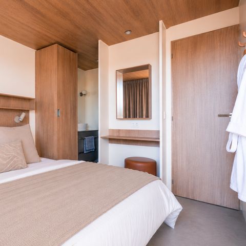 Mobilhome 4 personnes - Cocoon - 2 chambres - 2 salles de bain - PREMIUM+ -33m²- SPA-Clim-TV-lave-vaisselle-plancha-terrasse couv.-pack travel