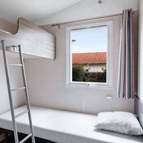 BUNGALOW 4 personnes - Mobil-home PMR | Comfort | 2 Ch. | 4 Pers. | Terrasse surélevée | Clim.