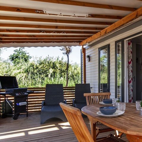 BUNGALOW 5 personnes - PREMIUM - 2 chambres avec climatisation +TV+ Plancha à gaz + 2 SDB 