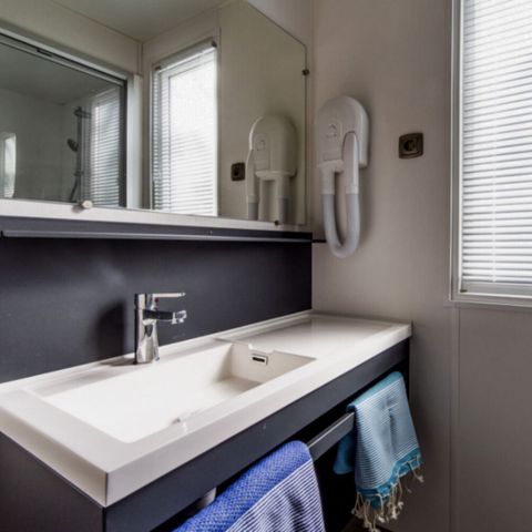 BUNGALOW 5 personnes - PREMIUM - 2 chambres avec climatisation +TV+ Plancha à gaz + 2 SDB 