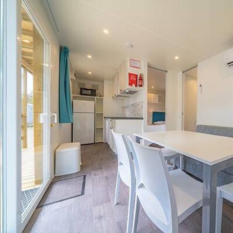 BUNGALOW 4 personnes - Mobil-home | Premium | 2 Ch. | 4 Pers. | Terrasse surélevée | Clim. | TV