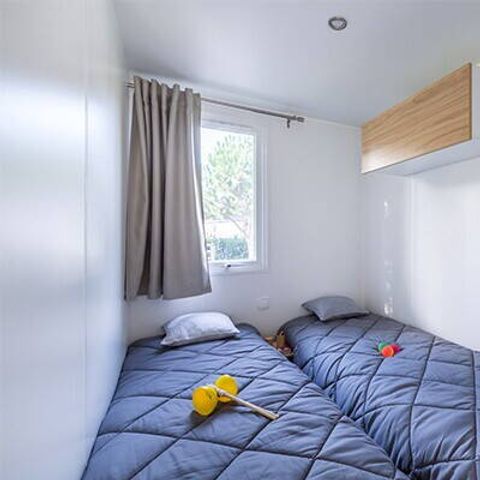 BUNGALOW 8 personnes - Mobil-home | Premium Exclusive | 4 Ch. | 8 Pers. | Terrasse couverte | 1 SDB | Clim. | TV