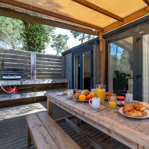BUNGALOW 4 personnes - Mobil-home | Ultimate | 2 Ch. | 4 Pers. | Terrasse couverte | 1 SDB | Clim. | TV