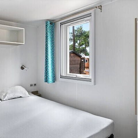 BUNGALOW 4 personnes - Mobil-home | Comfort | 2 Ch. | 4 Pers. | Terrasse couverte | 1 SDB | Clim. | TV
