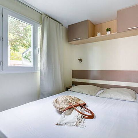 BUNGALOW 4 personnes - Mobil-home | Classic | 2 Ch. | 4 Pers. | Terrasse couverte | 1 SDB