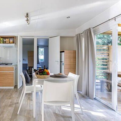 BUNGALOW 8 personnes - Mobil-home | Premium Exclusive | 4 Ch. | 8 Pers. | Terrasse couverte | 1 SDB | Clim. | TV