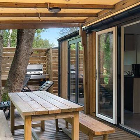 BUNGALOW 6 personnes - Mobil-home | Premium Exclusive | 3 Ch. | 6 Pers. | Terrasse surélevée | Jacuzzi | Douche extérieure | 1 SDB | Clim. | TV