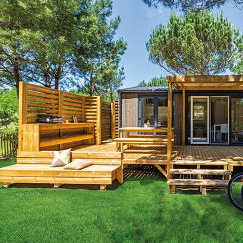 BUNGALOW 6 personnes - Mobil-home | Premium Exclusive | 3 Ch. | 6 Pers. | Terrasse surélevée | Jacuzzi | Douche extérieure | 1 SDB | Clim. | TV