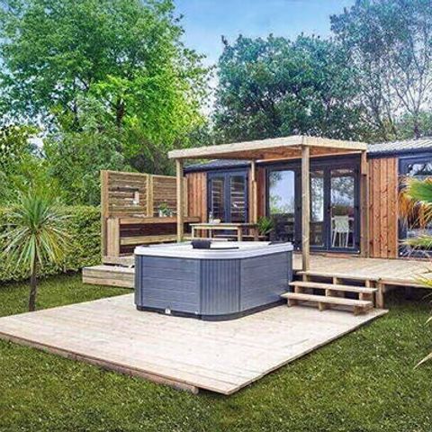 BUNGALOW 4 personnes - Ultimate | 2 Ch. | 4 Pers. | Terrasse couverte | Jacuzzi | Douche extérieure | 1 SDB | Clim. | TV