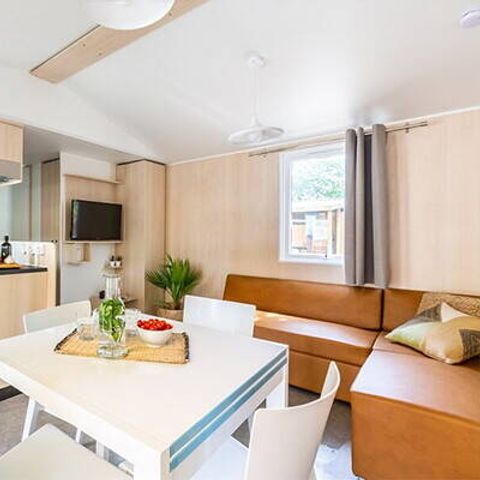 BUNGALOW 4 personnes - Ultimate | 2 Ch. | 4 Pers. | Terrasse couverte | Jacuzzi | Douche extérieure | 1 SDB | Clim. | TV